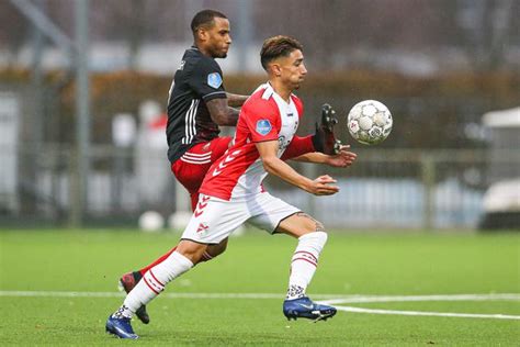 At the end of the transfer window in january 2012, verhoek left ado den haag to sign for fc twente until july 2014. PSV wint ruim van ADO, Feyenoord verslaat tien spelers FC ...