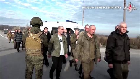 Auch Kämpfer des Asow Stahlwerks freigelassen Russland und Ukraine tauschen Hunderte Gefangene aus