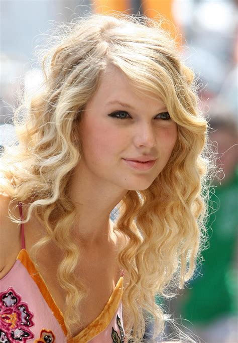 World Artist Center Taylor Swift Is Beautiful Singer