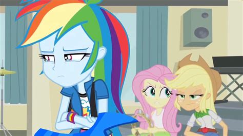 who is rainbow dash in love with pic cafe