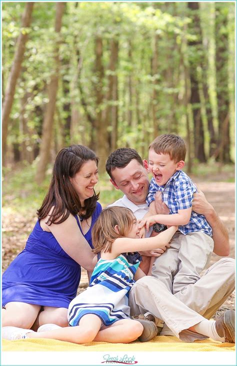 woodsy-family-photo-shoot,-family-of-four,-summer-family-photos,-military-family,-navy-family