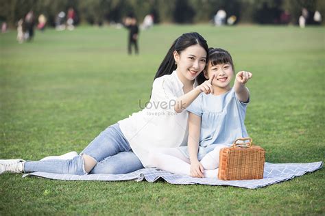 รูปลูกสาวและแม่กำลังเล่นอยู่บนพื้นหญ้า hd รูปภาพแม่ ลูกสาว พ่อแม่ลูก ดาวน์โหลดฟรี lovepik