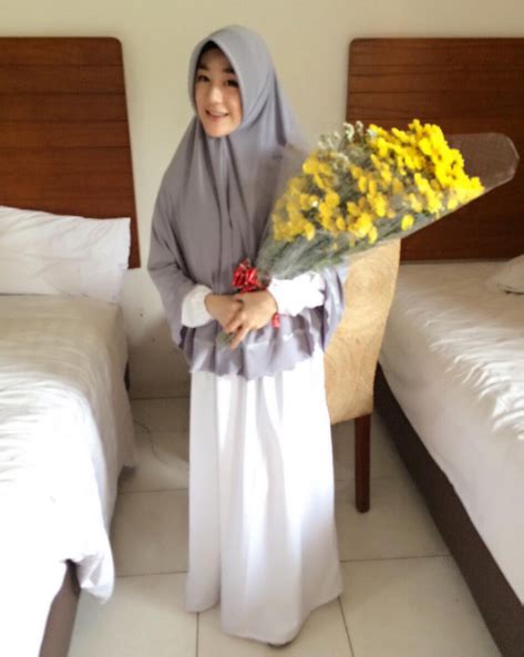 Sebelum berhijab, larissa chou penggemar selfie dengan ilustrasi bunga di bagian kening. Larissa Chou, Mualaf Cantik Ini Bakal Jadi Menantu Ustad ...