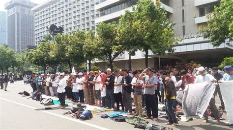 Hentikan Orasi Massa Aksi 22 Mei Melaksanakan Shalat Dzuhur Di Jalan