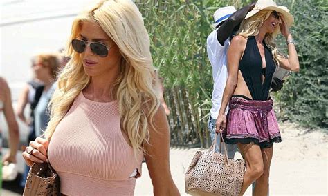 Victoria Silvstedt Flaunts Figure In Crop Top As She Sunbathes In St Tropez Daily Mail Online