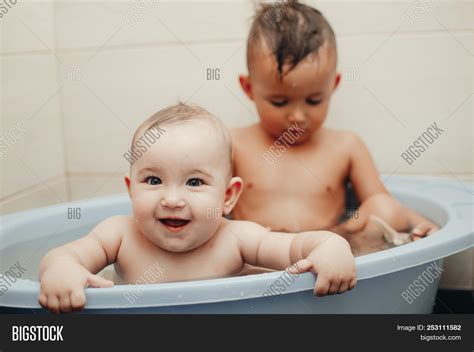 Брат снял сестру в ванной фото
