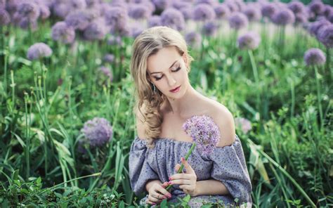 2560x1600 Beautiful Women With Flowers In Field 2560x1600 Resolution Hd 4k Wallpapers Images