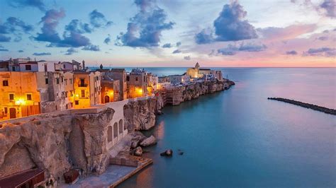 イタリアに訪れる機会があればプーリア州ガルガーノ半島には立ち寄るべき つの理由があります美しい白壁の町並み遥か長い海岸線数多くの旅行者が魅了されてきたこの土地には逃すべきでないもので