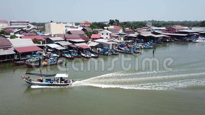 Top hotels in kampung sungai udang besar. Fishing Village Come Back From Sea Arrive Sungai Udang ...
