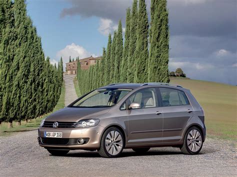 There's a thoughtfully designed cargo area that helps keep you organized. VOLKSWAGEN Golf Plus - 2008, 2009, 2010, 2011, 2012, 2013 ...