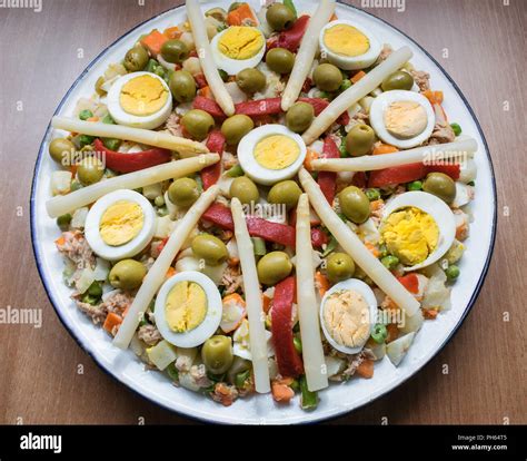 Plato redondo de ensalada rusa comida típica en españa Fotografía de