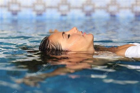 Perfil De Una Belleza Relajada Cara De Mujer Flotando En El Agua 2022