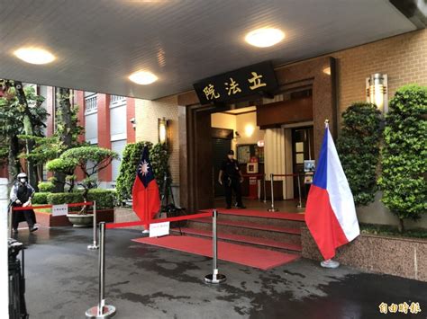 Gusa八旗 一種可戰可耕的組織， 一種融入與開放的id， 一種在地同時放眼外部的文化， 而圖書只是載體。 韋德齊今上午立院演說 立院飄兩國國旗迎賓 - 政治 - 自由時報電子報