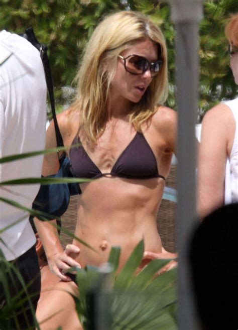 Kelly Ripa Zeigt Schöne Brustwarzen Und Sexy Körper Im Bikini Am Strand