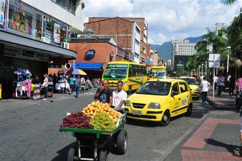 Cidade Colombiana De Medellin Foto Editorial Imagem De América