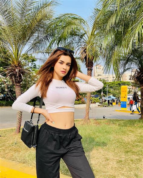 Avneet Kaur Looks Smoking Hot As Diva Flaunts Her Sexy Curves See Pics