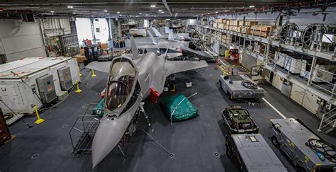 Последние твиты от hms queen elizabeth (@hmsqnlz). The hangar of HMS Queen Elizabeth, with 4 x F-35B and 5 x ...
