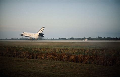 Challenger Landing The Space Shuttle Challenger Makes The Flickr