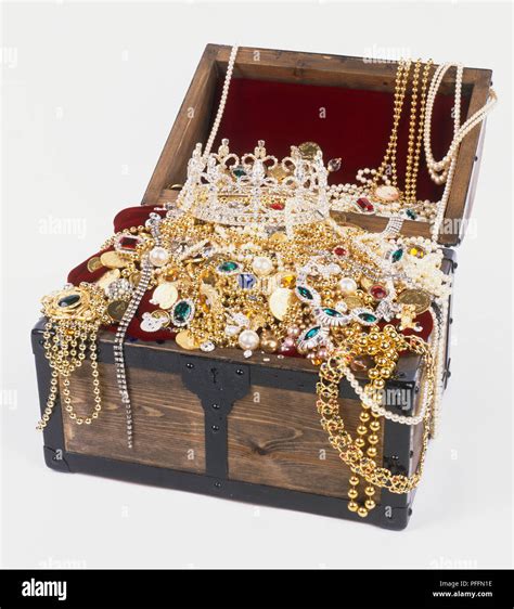 Treasure Chest Full Jewels Gold Fotografías E Imágenes De Alta