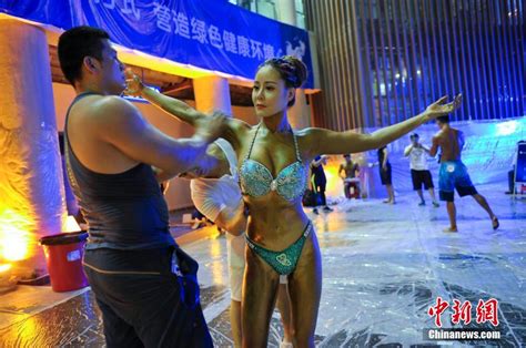 俊男美女亮相海南健美锦标赛秀健硕身材 组图 国际在线