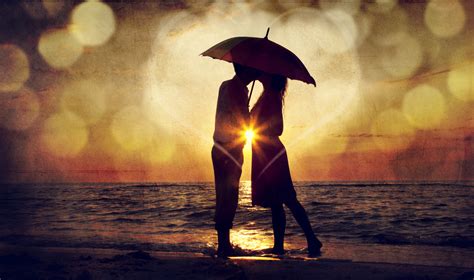 couple kissing under umbrella at the beach in sunset photo in o relationship counseling