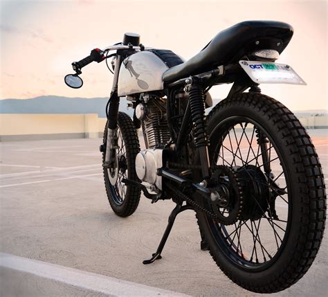 Testing a honda cb 125 b6 cafe racer passing on the road with high revs. Honda CB125s Cafe Racer | Return of the Cafe Racers