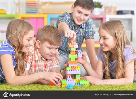 Consigue fantásticos premios y dinero real por jugar con sitios fiables y apps. Fotos: niños | Grupo de niños jugando juntos — Foto de ...