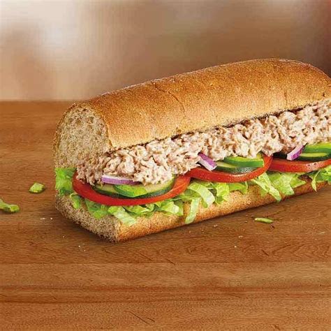 På subway kan du antingen bygga din egen macka från grunden, eller välja något från deras stora meny. Subway Footlong Tuna Nutrition Facts
