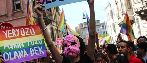 LGBT Demo Polizei geht mit Tränengas gegen Istanbul Pride vor