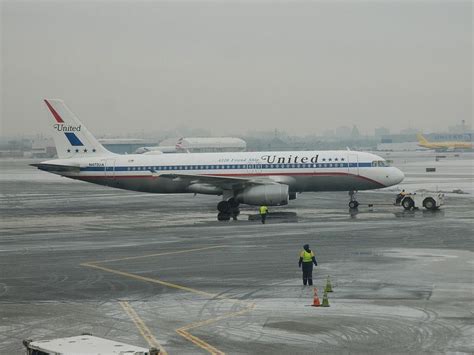 United Airlines Retro Livery N475ua Airbus A320 Ewr Airport