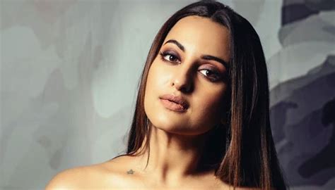 Sonakshi Sinha Joins Top Cop Cyber Experts To Fight Cyber Bullying সাইবার দুনিয়ায় ক্রমাগত