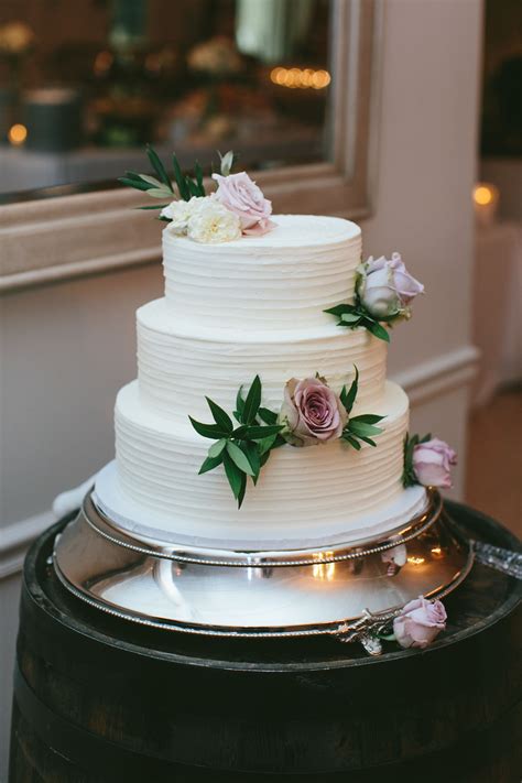 Small White Wedding Cake A Trendy Choice For Intimate Celebrations