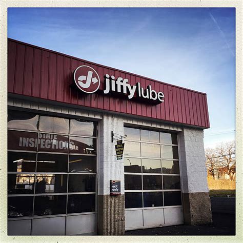 Jiffy Lube Stock Photos Pictures And Royalty Free Images Istock