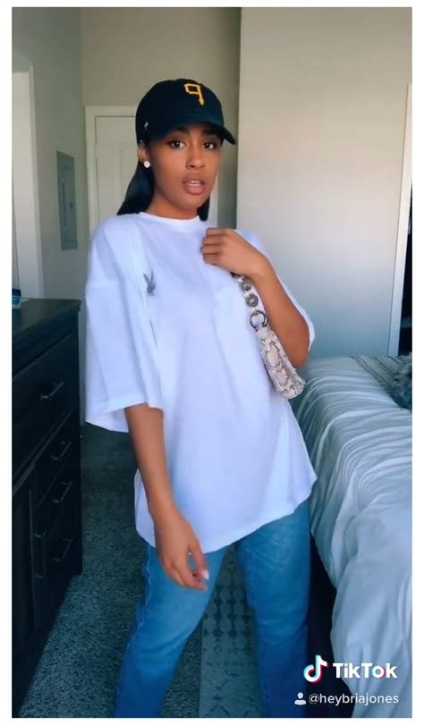 Oversized Tshirt Outfit #oversized #tshirt #outfit #jeans #simple in 2020 | Tshirt outfit summer ...