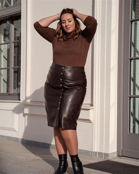 Milfs In Leather 9️⃣k On Twitter Sexy Curves In A Button Through Leather Skirt Mmmmm 💦💦💦