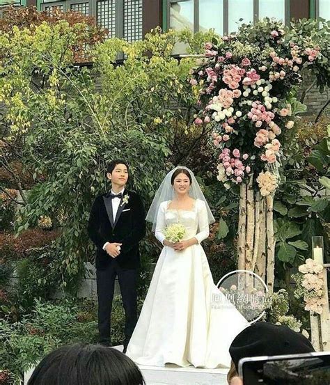 Lastly, a photo of the dining hall where the guests along with the wedded couple will be eating was uploaded. Officially Mr. And Mrs. Song Joong Ki #Shilla Hotel At ...