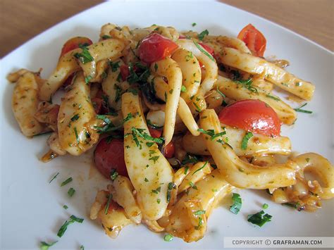Ingredienti per 4 persone 600 g di seppie 500 g di pomodorini pachino 1 cipolla bianca 1 spicchio d'aglio vino bianco 1 ciuffo di prezzemolo acqua. Seppie con pomodorini