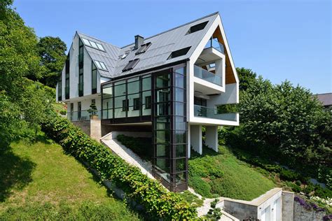 Dibangun diatas tanah seluas 914 kaki persegi, sou fujimoto seorang arsitek terkenal dari jepang mendesain sangat unik tampilan rumah minimalisnya. 60 Desain Rumah Unik Minimalis di Dunia | Desainrumahnya.com