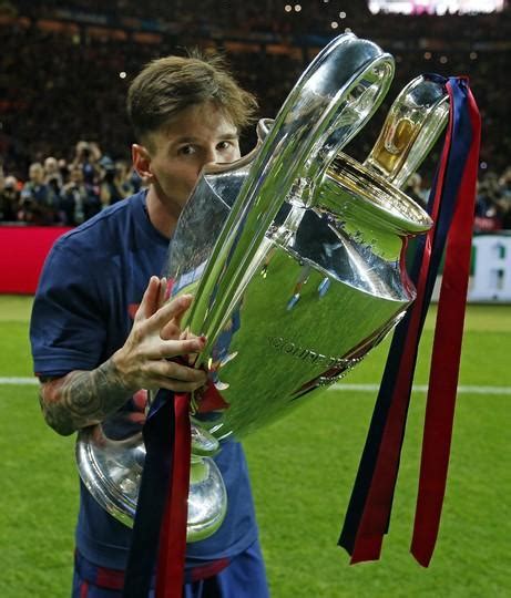 Messi Trophies Photo Lionel Messi Displays His 5 Ballon Dor Award