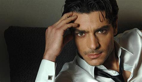 Il fascino rude di giuseppe zeno, il passato tenebroso del personaggio, la vittoria contro la dipendenza dall'alcool hanno infatti finito per far pendere la bilancia a suo favore, rubando la scena all'altro. Reggio Calabria: al Teatro Cilea va in scena lo spettacolo ...