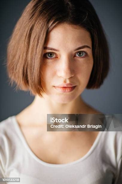 Potret Close Up Wanita Cantik Muda Dengan Ekspresi Wajah Penasaran Foto