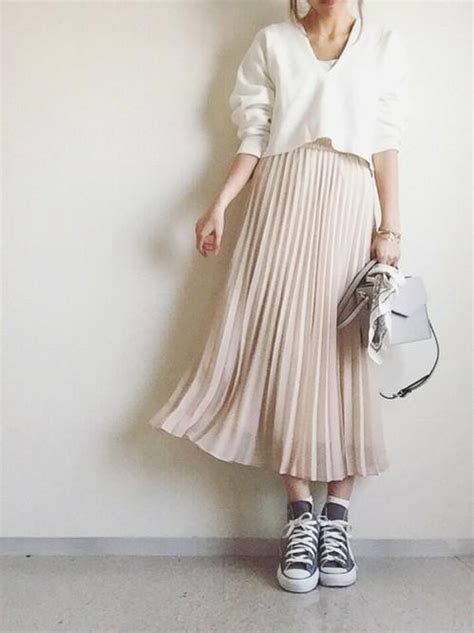 Uniqlo Nude Pleated Skirt Fesyen Wanita Pakaian Wanita Gaun Rok Di Carousell