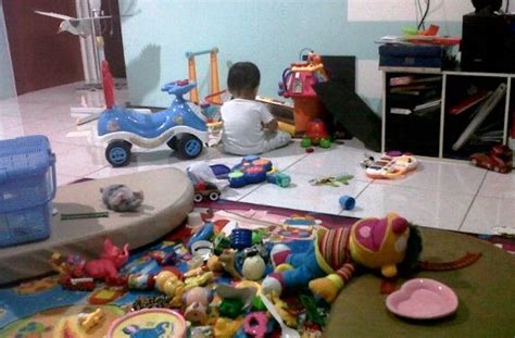 Agar tidak cepat jenuh dan kesal saat merapikan mainan anak, ibu perlu mengetahui tips membereskan mainan dengan cara mudah dan menyenangkan. Apakah Bunda Sering Pusing Melihat Rumah Berantakan Karena ...