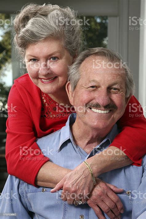 성공적인 사랑하는 활동적임 행복함 선임 커플입니다 표시중 Affection 60 69세에 대한 스톡 사진 및 기타 이미지 60 69세 70 79세 개념 Istock
