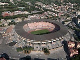El estadio San Paolo de Nápoles (Italia). Es un estadio abierto en 1959 ...