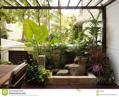 A small garden space doesn't mean you can't have the garden you want. Garden Room Interior Design Ideas | Room Ideas | Garden ...