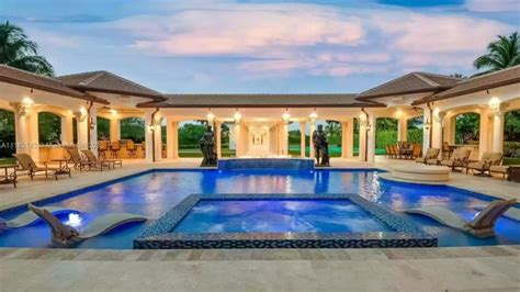 Inside Tyreek Hills 69 Million Mansion With Photos