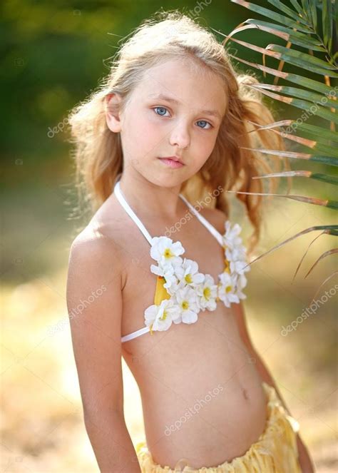 Porträt Eines Kleinen Mädchens Im Tropischen Stil Stockfotografie Lizenzfreie Fotos
