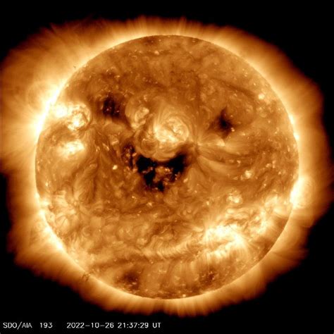 NASA veröffentlicht ein atemberaubendes Bild der lächelnden Sonne