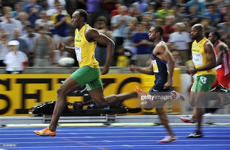 jamaica s usain bolt wins the men s 100m final race of the 2009 iaaf fotografía de noticias
